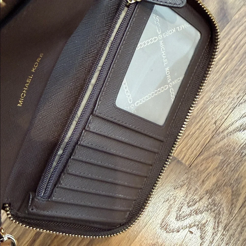 Michael Kors Jet Set Signature Logo Smartphone Wristlet - Picture 8 of 8